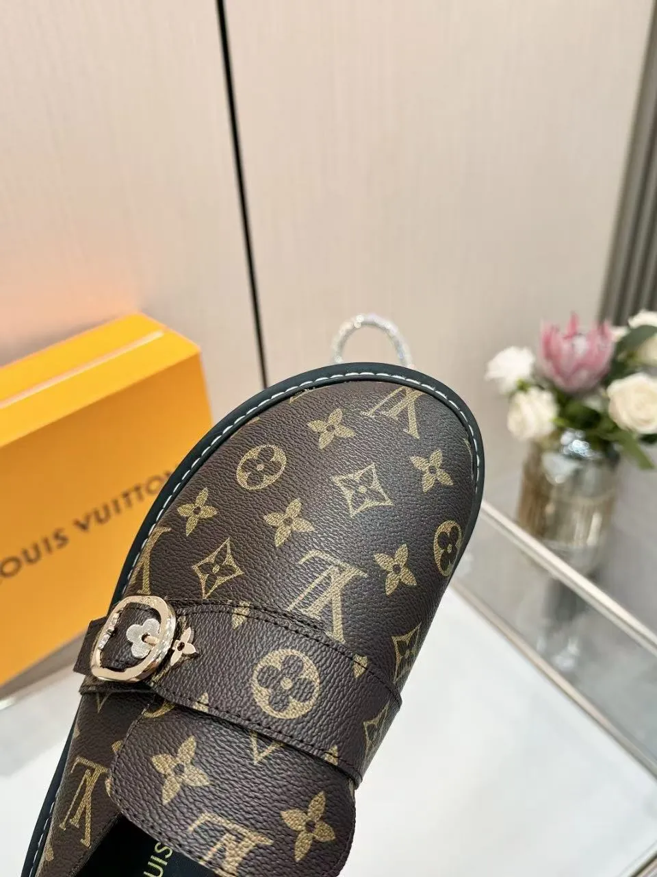 👟👟Ex-factory price 440👟👟 lv's new Baotou half-drag winterbreak comfert flat slippers lv letter and monogram floral embellished leather pattern, with sheepskin lining, suitable for indoor and outdoor wear. The water table is made of high-density foam material, which is light and comfortable. The sole has a certain thickness and the heightening effect is also good! Boutique size:35-46